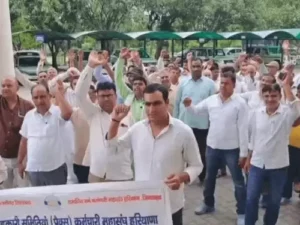 पानीपत में को-ऑपरेटिव बैंक कर्मचारियों का प्रदर्शन, सरकार पर वादाखिलाफी का आरोप; मंत्री आवास घेराव की चेतावनी