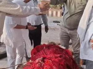 बेटा नहीं था तो इंजीनियर बेटी बनी सहारा, मां को दी मुखाग्नि; तेरहवीं तक निभाएगी सभी रस्में