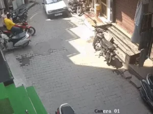 पानीपत के तंग बाजार में बेकाबू कार का कहर, कई वाहनों को मारी टक्कर; लोगों ने भागकर बचाई जान