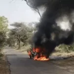 फतेहाबाद में चलती कार में लगी भीषण आग, दवाई लेने जा रहे 2 युवकों ने कूदकर बचाई जान