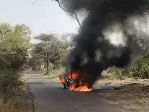 फतेहाबाद में चलती कार में लगी भीषण आग, दवाई लेने जा रहे 2 युवकों ने कूदकर बचाई जान
