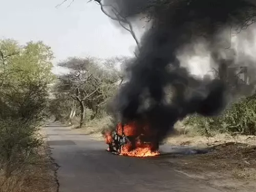 फतेहाबाद में चलती कार में लगी भीषण आग, दवाई लेने जा रहे 2 युवकों ने कूदकर बचाई जान