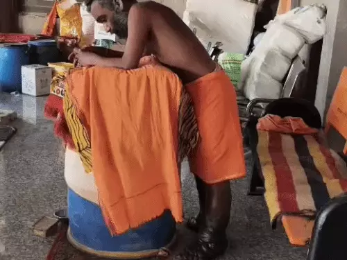 5 साल से खड़े रहकर तपस्या कर रहे दौलतगिरी महाराज, सूजकर काले पड़े पैर; मां के निधन के बाद छोड़ा था घर