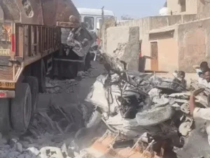 नागौर में भीषण सड़क हादसा, ट्रेलर ने कार को 50 फीट तक घसीटा; पति-पत्नी और बेटी की मौत