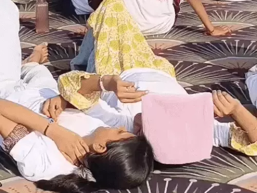 यमुनानगर में तेज धूप के बीच बच्चों ने किया योग, अनाज मंडी के शेड के नीचे कम पड़ी जगह