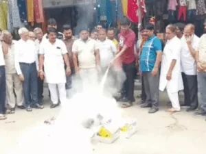 रोहतक में दुकानदारों ने खरीदे फायर सिलेंडर, आगजनी की घटनाओं के बाद बढ़ी सतर्कता