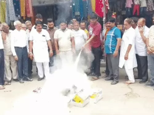 रोहतक में दुकानदारों ने खरीदे फायर सिलेंडर, आगजनी की घटनाओं के बाद बढ़ी सतर्कता
