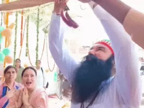 राम रहीम के सिरसा डेरे का नया लुक, हनीप्रीत के साथ किया उद्घाटन; वापसी से पहले VIDEO आया सामने