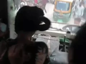फरीदाबाद में युवतियों से भरी बस पर हमला, 10 युवकों ने लाठी-डंडों से किया अटैक; VIDEO वायरल