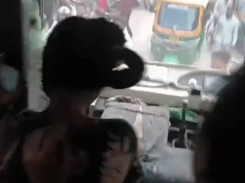 फरीदाबाद में युवतियों से भरी बस पर हमला, 10 युवकों ने लाठी-डंडों से किया अटैक; VIDEO वायरल
