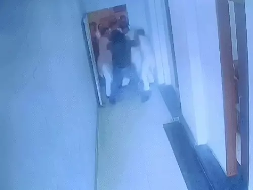 पानीपत में AC खराब होने पर होटल में बवाल, मालिक और बेटे से मारपीट; VIDEO वायरल