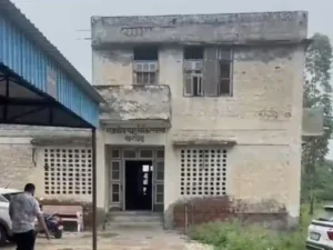 सांपला में पशु अस्पताल की इमारत जर्जर: छत और दीवारों में दरारें, सरपंच प्रतिनिधि ने असुरक्षित घोषित करने की मांग उठाई