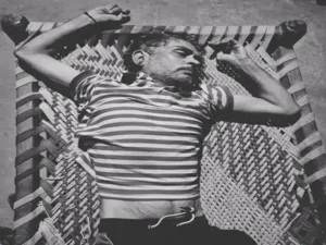 रोहतक में चारपाई पर मिला युवक का शव: परिजनों ने दवा देकर हत्या का लगाया आरोप, पुलिस जांच में जुटी