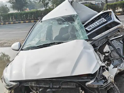 गुरुग्राम में दो कारों की भीषण टक्कर, 2 युवकों की मौत; तीसरा गंभीर घायल
