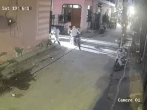 गुरुग्राम की गलियों में बाइक सवार युवकों का स्टंट और हुड़दंग CCTV में कैद, पीछा करती रही पुलिस