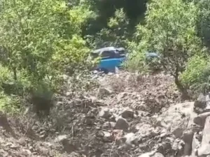 पंचकूला के मोरनी में गहरी खाई में गिरी कार: चंडीगढ़ पुलिस के ASI घायल, स्थानीय लोगों ने बचाई जान