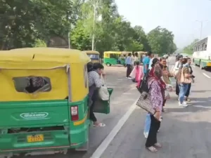 पिंजौर में ऑटो चालकों की कार्रवाई: आगे बैठी सवारियों को उतरवाया, ट्रैफिक नियमों का दिया हवाला