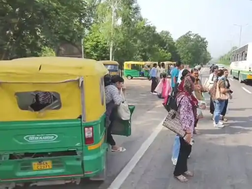 पिंजौर में ऑटो चालकों की कार्रवाई: आगे बैठी सवारियों को उतरवाया, ट्रैफिक नियमों का दिया हवाला