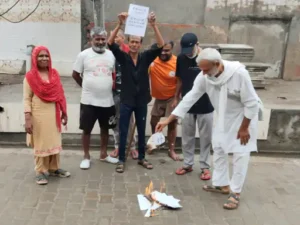समालखा में केंद्र सरकार के खिलाफ किसानों का प्रदर्शन, नए ग्रामीण विकास नियमों के विरोध में प्रतियां जलाईं