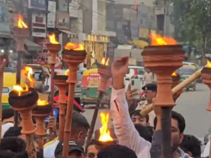 गुरुग्राम में मशाल लेकर सड़कों पर उतरे कांग्रेसी: केंद्रीय शिक्षा मंत्री के इस्तीफे को बताया छात्रों और विपक्ष की जीत