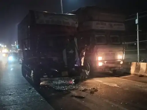 पानीपत में ट्रॉले से टकराया तेज रफ्तार कैंटर: अचानक ब्रेक लगने से हुआ हादसा, ड्राइवर घायल