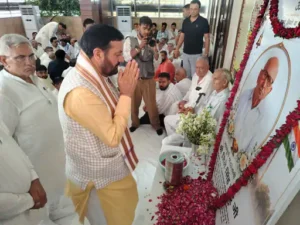 रोहतक पहुंचे CM नायब सिंह सैनी: पूर्व विधायक के पिता जिले सिंह कुंडू और डॉ. आदित्य बत्रा को दी श्रद्धांजलि, परिजनों को बंधाया ढांढस