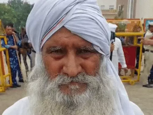 रोहतक में ‘कॉकरोच पार्टी’ प्रदर्शन के बाद धरपकड़ शुरू: किसान नेता हिरासत में, बोले- पुलिस 2 घंटे तक घुमाती रही