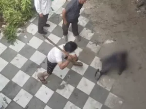 सोनीपत में कोठी में घुसे 2 नाबालिगों की पिटाई का VIDEO वायरल, फर्श पर लिटाकर डंडों से मारने का आरोप; पुलिस जांच में जुटी