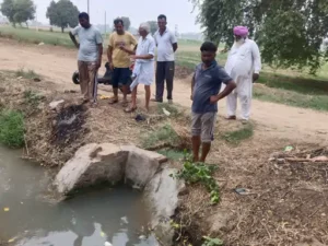डबवाली में माइनर में कम पानी छोड़ने पर किसानों का विरोध: मोटरों से पानी खींचने पर जताई नाराजगी, सिंचाई विभाग पर लगाए लापरवाही के आरोप
