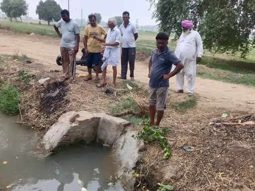 डबवाली में माइनर में कम पानी छोड़ने पर किसानों का विरोध: मोटरों से पानी खींचने पर जताई नाराजगी, सिंचाई विभाग पर लगाए लापरवाही के आरोप