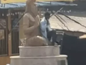 कुरुक्षेत्र में युवक ने महर्षि कश्यप प्रतिमा की नकल कर किया प्रदर्शन, जूते-चप्पल लेकर चौक पर चढ़ा; VIDEO वायरल