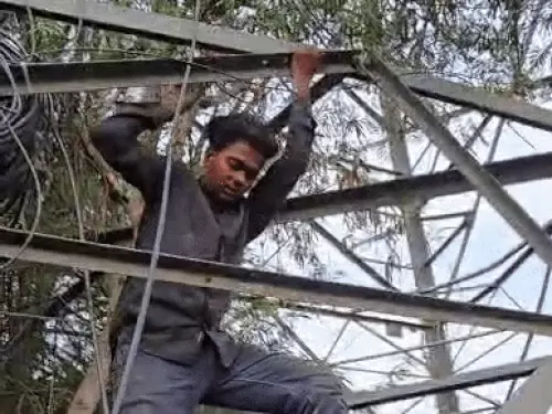 सोनीपत में 250 फीट ऊंचे बिजली टावर पर चढ़ा युवक, 5 घंटे बाद सुरक्षित उतारा गया; हाईवे पर लगा जाम
