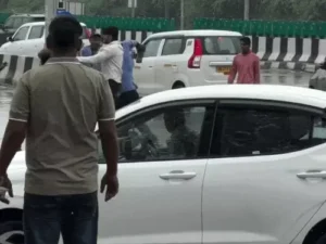 गुरुग्राम में पेट्रोल पंप पर विवाद ने लिया हिंसक रूप, हाईवे पर भिड़े कर्मचारी और युवक; VIDEO वायरल