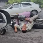 गुरुग्राम में रोड रेज के बाद कार और बाइक सवार में मारपीट: VIDEO वायरल, हेलमेट से किए वार, सड़क पर लगा जाम