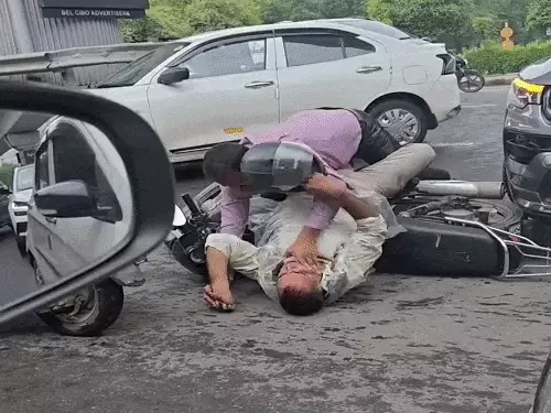 गुरुग्राम में रोड रेज के बाद कार और बाइक सवार में मारपीट: VIDEO वायरल, हेलमेट से किए वार, सड़क पर लगा जाम