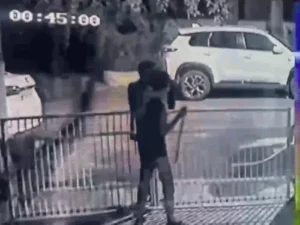 पंचकूला में रिटायर्ड बैंक अधिकारी के घर चोरी: जाली तोड़कर घुसे 3 नकाबपोश, जेवर-नकदी लेकर फरार, VIDEO आया सामने