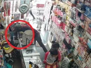 चंडीगढ़ में बच्चे की आड़ में चोरी करने वाला कपल गिरफ्तार: दुकानदार को बातों में उलझाकर कैश और सामान उड़ाते थे, वारदात CCTV में कैद
