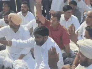 दिल्ली लाठीचार्ज के विरोध में आज हरियाणा में प्रदर्शन: सड़कों पर उतरेंगे युवा संगठन और विपक्षी दल, सिरसा में JJP का धरना शुरू