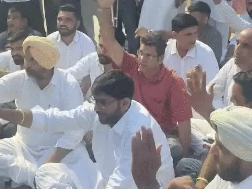 सिरसा में दिग्विजय चौटाला का अनिश्चितकालीन धरना शुरू: छात्रों का मिला समर्थन, बोले- अब चुप नहीं बैठेंगे; बेटी भी पूछती है जवाब