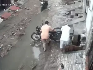 फरीदाबाद में सीवर के खुले गड्ढे में गिरी बाइक, दो युवक बाल-बाल बचे; अधूरे काम पर उठे सवाल