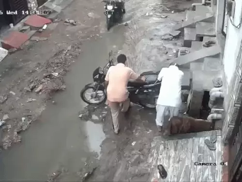 फरीदाबाद में सीवर के खुले गड्ढे में गिरी बाइक, दो युवक बाल-बाल बचे; अधूरे काम पर उठे सवाल