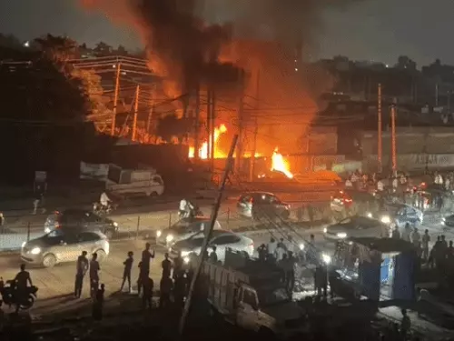 फरीदाबाद में जूता-चप्पल वेस्ट के गोदाम में भीषण आग: दूर तक दिखीं लपटें और धुएं का गुबार, बीड़ी-सिगरेट से आग लगने की आशंका