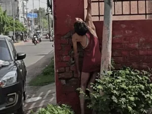 हिसार में बिजली के पोल को छूते ही करंट: धमाके के साथ व्यक्ति की मौके पर मौत, VIDEO वायरल