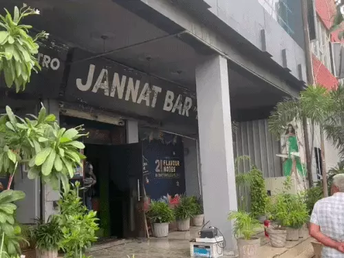 हिसार के बार में भीषण आग: दूसरी मंजिल पर सो रहे थे कर्मचारी, भवन में आने-जाने के लिए था सिर्फ एक एंट्री-एग्जिट गेट