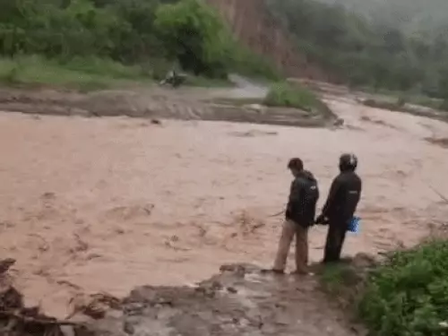 पंचकूला में बारिश से बढ़ा नदी का जलस्तर, 5 घंटे फंसे स्कूली बच्चे; तेज बहाव में बही कार