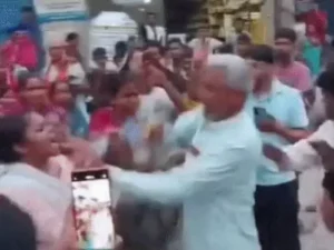 फरीदाबाद में बिजली संकट पर हंगामा, महिलाओं ने JE से हाथापाई का आरोप; 4 दिन से बिजली नहीं आने पर सड़क जाम
