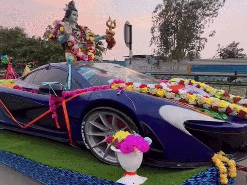हरियाणा में ₹5.5 करोड़ की लग्जरी कार से निकली कांवड़ यात्रा, ऊपर विराजे भोलेनाथ; चलता-फिरता जिम बना आकर्षण