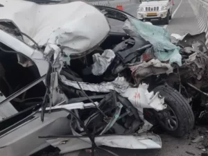 गुरुग्राम में द्वारका एक्सप्रेसवे पर दर्दनाक हादसा: ट्रक में घुसी कार, दो दोस्तों की मौत; युवती गंभीर घायल