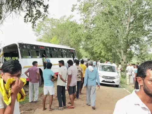 रेवाड़ी में पेड़ से टकराई रोडवेज बस: पूर्व सैनिक की मौत, कोसली जा रहे 11 यात्री घायल