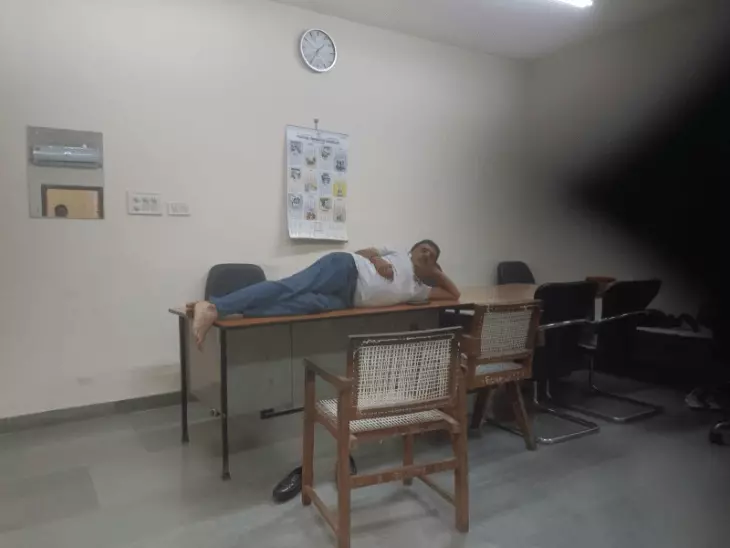 चंडीगढ़ नगर निगम के 2 इंस्पेक्टरों की तस्वीरें वायरल, कमिश्नर से कार्रवाई पर सवाल